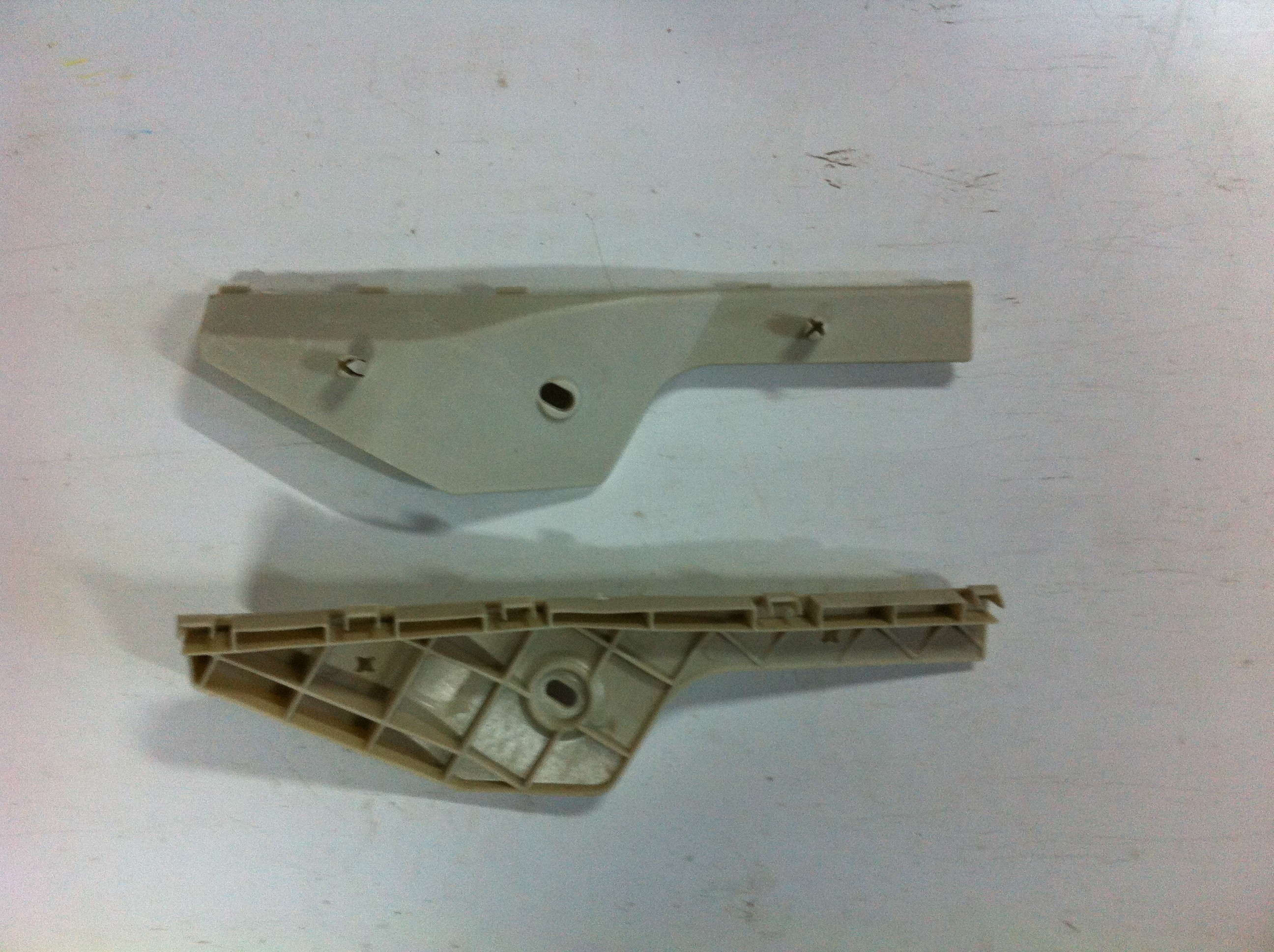 держатель переднего крыла нижний правый